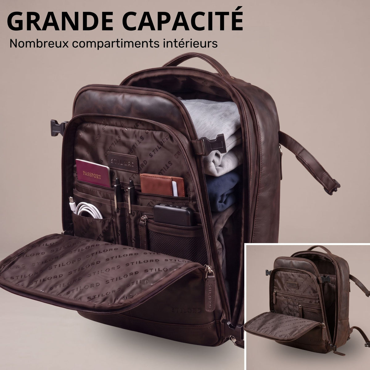 brauner Leder-Rucksack, Frontfach geöffnet mit Organizer (Stifte, Kabel), Hauptfach mit gefalteter Kleidung, 3/4-Ansicht
