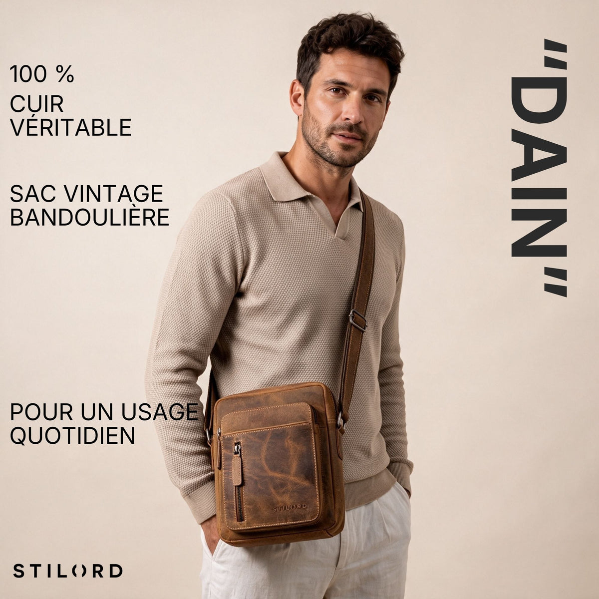 Mann trägt kleine braune Dain Schultertasche aus Vintage-Rindsleder quer über der Schulter, heller Hintergrund, STILORD-Logo sichtbar