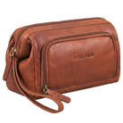 Trousse de toilette en cuir maraska brun, vue 3/4 avant, logo STILORD embossé, anse poignet, fermetures éclair