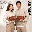 Trousse de toilette en cuir couleur maraska brun, vue avant, tenue par une femme et un homme, logo STILORD visible