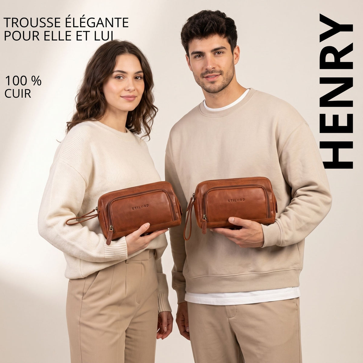 Trousse de toilette en cuir couleur maraska brun, vue avant, tenue par une femme et un homme, logo STILORD visible