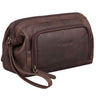 Trousse de toilette en cuir marron Henry avec logo STILORD embossé, poche avant et poignée bracelet, vue latérale