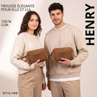 Trousse de toilette en cuir tan foncé tenue par homme et femme, vue avant, logo STILORD embossé