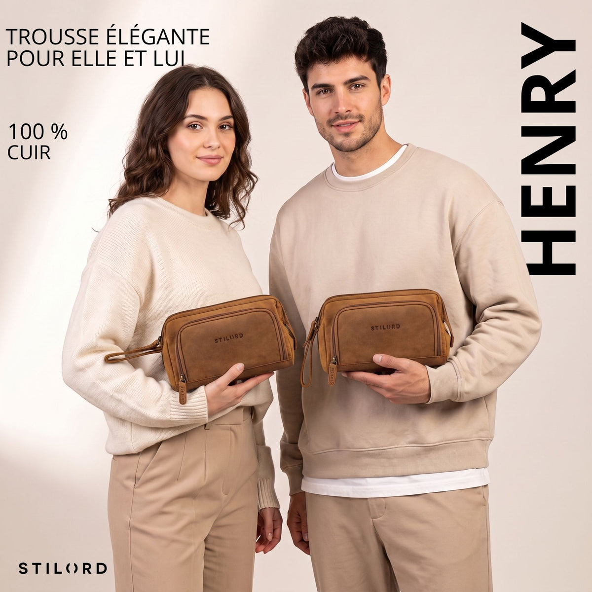 Trousse de toilette en cuir tan foncé tenue par homme et femme, vue avant, logo STILORD embossé