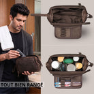 Trousse de toilette en cuir zamora marron, ouverte, montre compartiments intérieurs et organiseur, homme la tient dans une salle de bain, STILORD visible