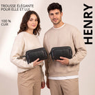 Trousse de toilette Henry en cuir noir, vue avant tenue par un homme et une femme, logo STILORD embossé