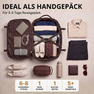 Offener brauner Echtleder-Reiserucksack, Draufsicht, organisiert mit Kleidung, Sneakers, Kulturbeutel, Flasche und Accessoires