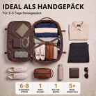 Offener Reiserucksack aus echtem Leder in Brandy/Cognac, Draufsicht mit gepacktem Innenraum und gereihten Reiseutensilien