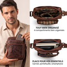 Kleine braune Leder-Schultertasche am Mann; zwei Innenansichten mit kariertem Futter, mehreren Fächern, Smartphone und Notizbuch.