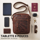 Kleine braune Leder-Umhängetasche Dain im Flatlay mit 8-Zoll-Tablet, Schlüssel, Pass und Geldbörse, sichtbare STILORD-Prägung