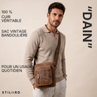 Mann trägt kleine braune Dain Schultertasche aus Vintage-Rindsleder quer über der Schulter, heller Hintergrund, STILORD-Logo sichtbar