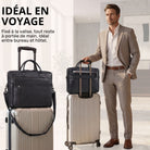 Schwarze Leder-Business-Tasche mit Laptopfach 13–14 Zoll auf Rollkoffer, Tragegriff und Schulterriemen, Mann im Anzug